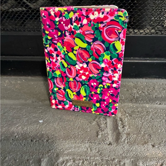 Lilly Pulitzer Handbags - Lilly Pulitzer Floral Passport Holder